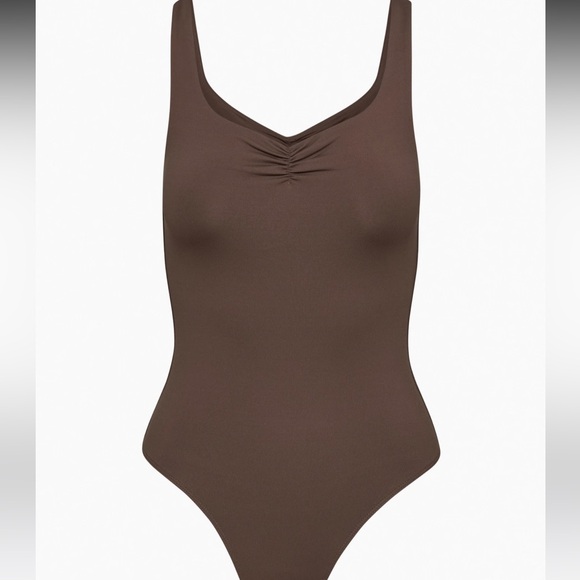Aritzia Tops - Aritzia Contour Sweetheart Bodysuit
